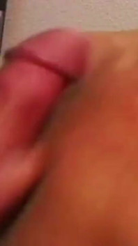Cette MILF blonde adore faire des pipes au bureau