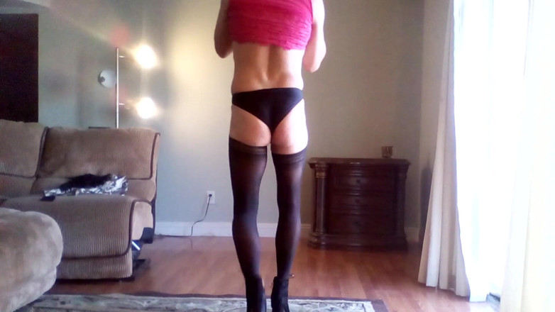 Kelly Smith Crossdressing Play House: Сіссі Келлі демонструє свої нові форми грудей