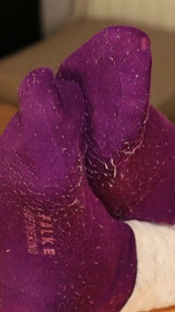 Schmutzige socken & slipper necken - getragener trainings look
