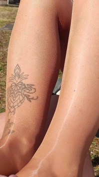 Glossy Nylon Footjob Im Garten