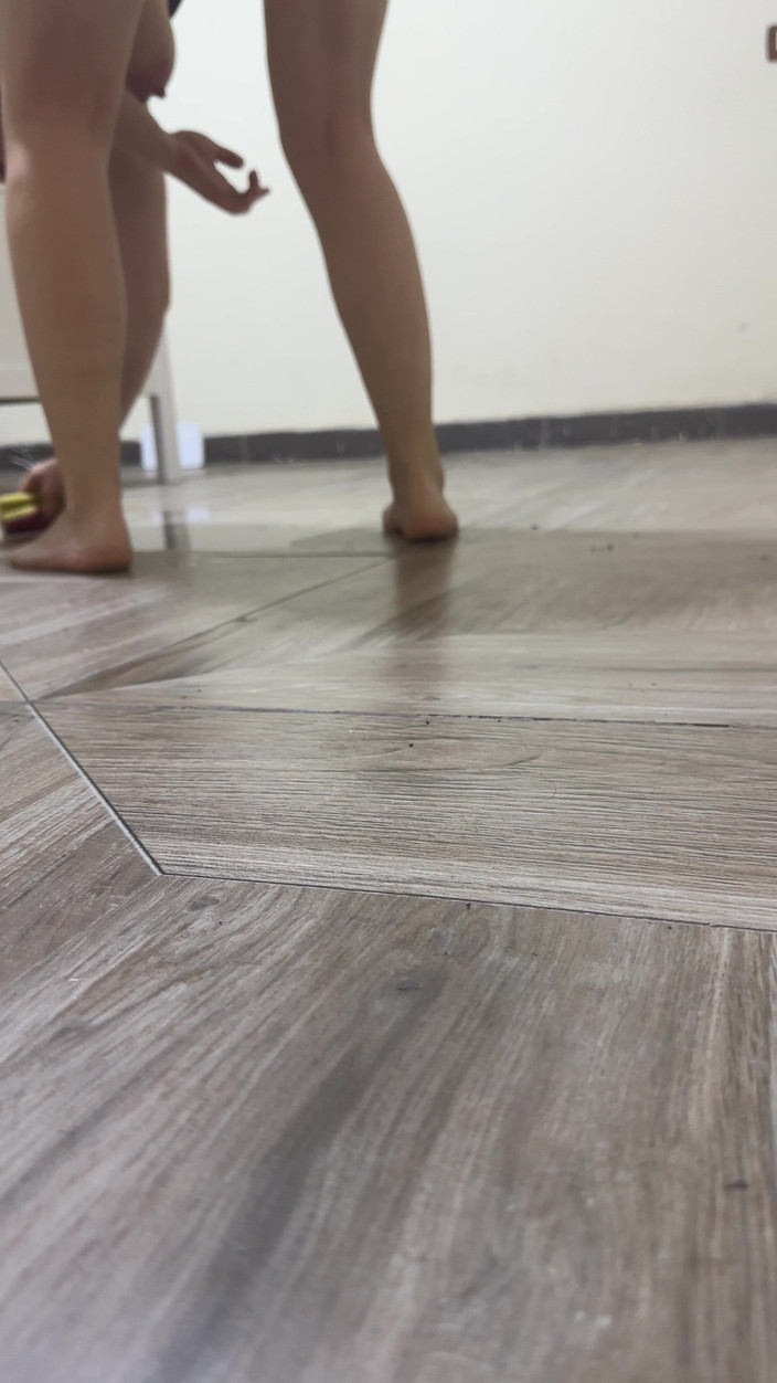 SweetLucy96: 我在玻璃杯里撒尿并自慰