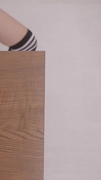 Chica universitaria asiática seduce al profesor en el aula