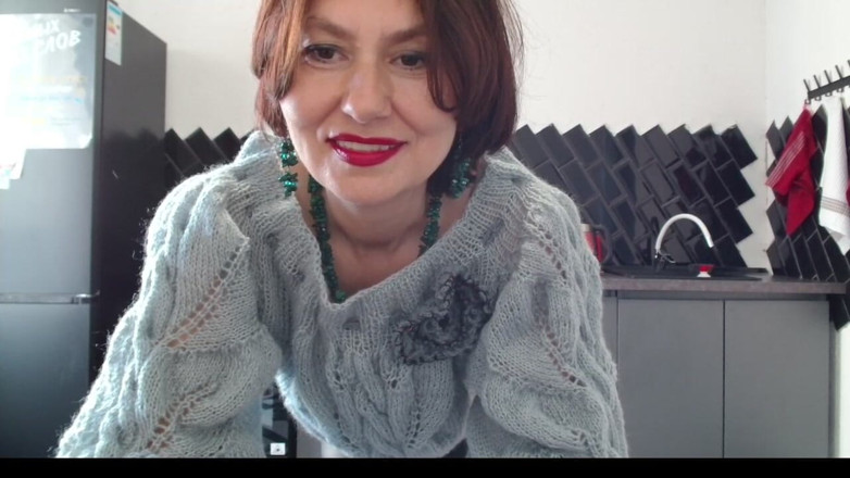 ANGELA_LADY: Aujourd’hui, c’est ta journée de léchage de ma poilue mouillée