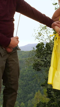 Una ragazza con un vestito giallo si masturba il mio cazzo nella foresta.