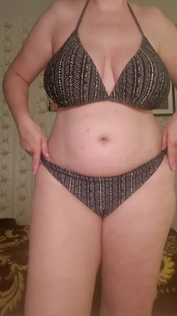 QueenJoo: MILF zieht sich aus und masturbiert zum Orgasmus