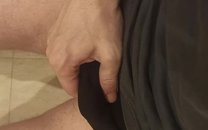 Pasha: Un chico masajea su pene mientras está sentado en el...