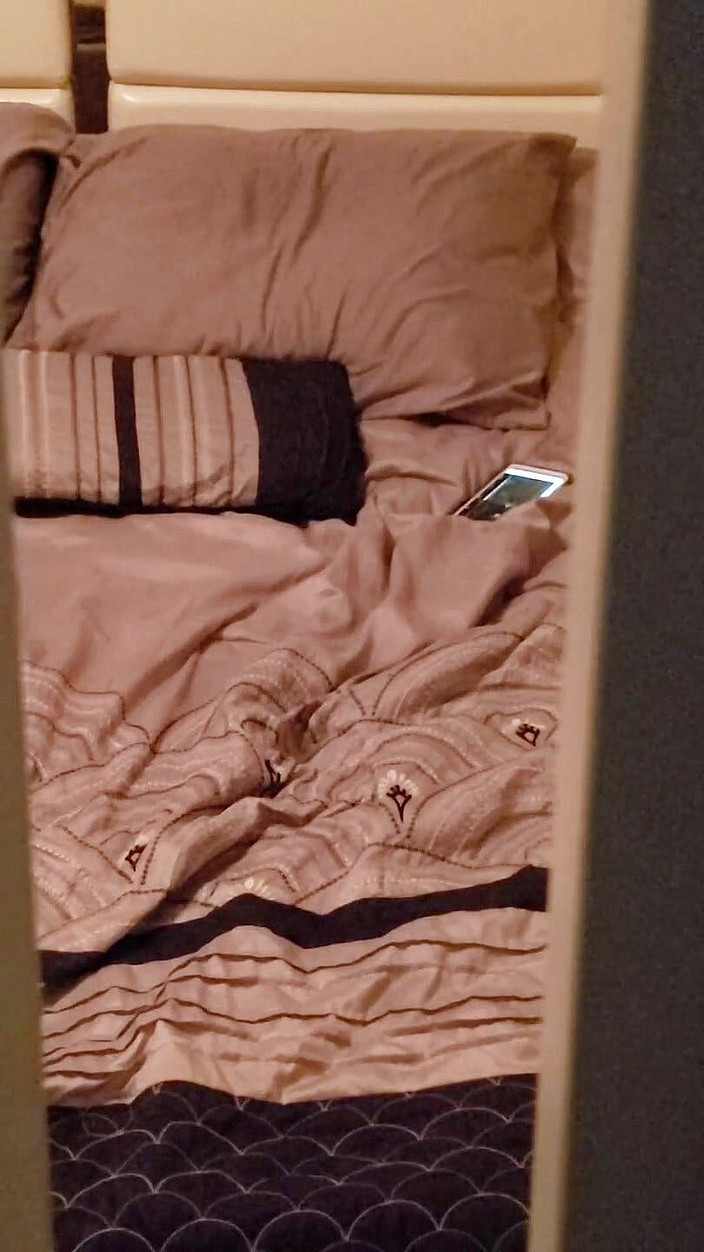 Sexycrittler: Moglie arrapata sorpresa a masturbarsi con un porno lesbico davanti...