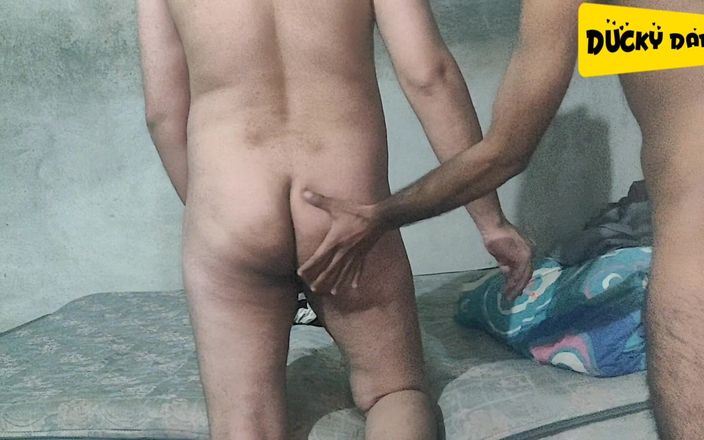 Rabbyal khan: Papà anatra che si diverte con la sua cagna e...