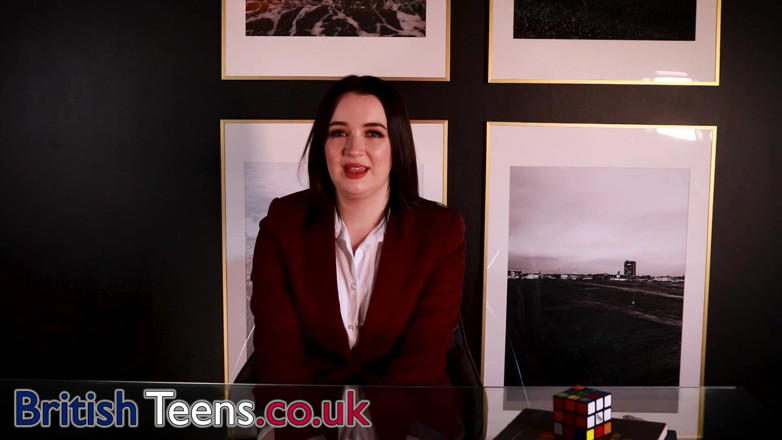 British Teens: Une étudiante britannique de 18 ans : bas et pieds, coaching masturbatoire