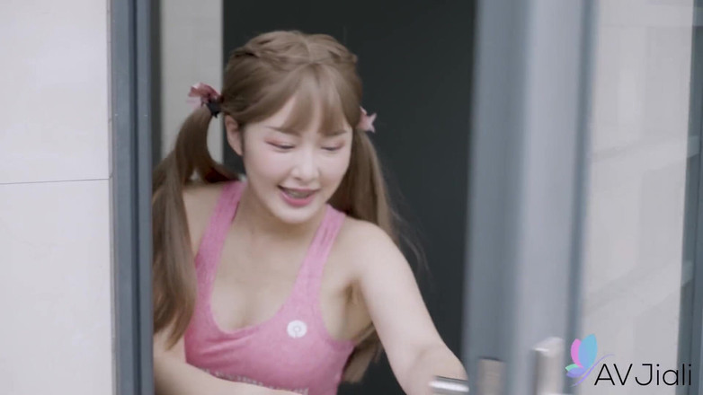 AV Jiali: セクシーな中国人女性ルーシーはプライベートソファでトレーニングを手伝い、セックスもします