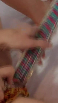 Sedutora morena gata dá prazer a si mesma com vibrador