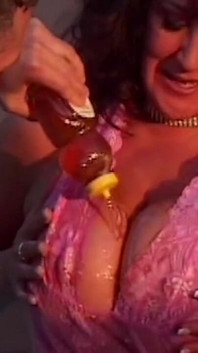 Prsatá brunetka MILF dostane její prsa pokrytá mrdkou