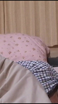 Une femme infidèle se fait baiser juste à côté de son mari masochiste cocu
