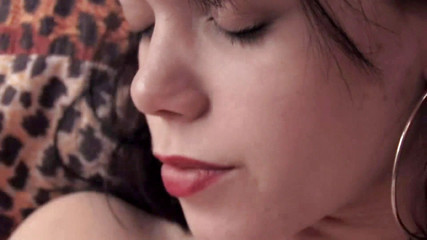 Toy Sluts: Peituda gata abrindo as pernas para um vibrador para agradar...