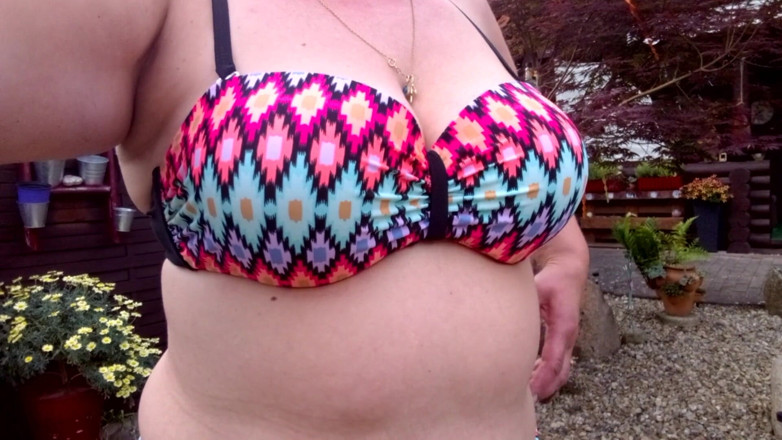 Hot-Pussy66: Io in bikini