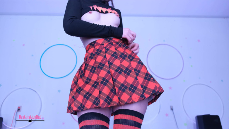 Destination Kat: Baise avec un gode d’Halloween