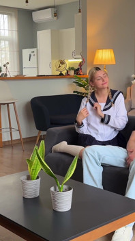 Sodomie dans les coulisses ! Une belle-mère se fait baiser la chatte pendant que le cul de sa belle-fille se fait détruire sur le tournage !