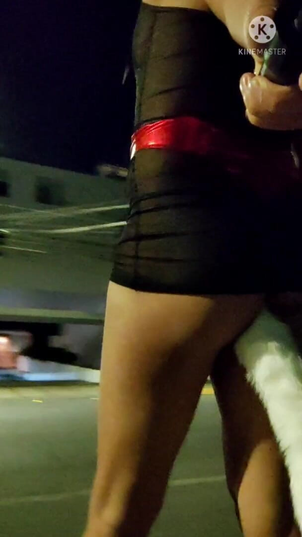 Traviezisha: Travestit efeminat în dispozitiv de castitate plimbându-se pe străzi, noaptea, cu...