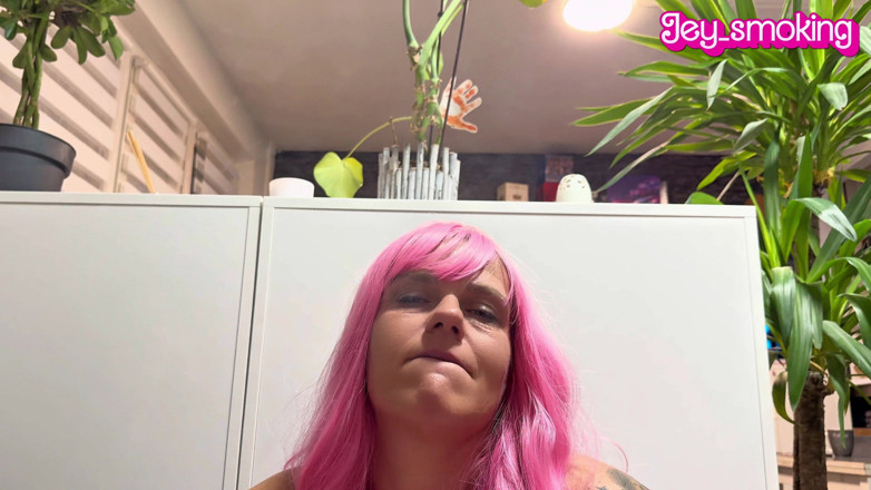 Jey smoking: Pink Hair Bitch Gives a Marlboro 100 Smoking Blowjob