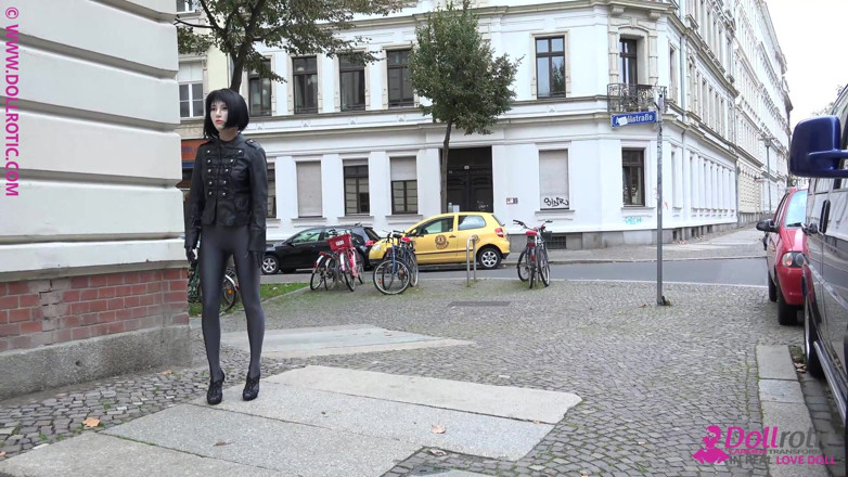 Dollrotic: My Puppet in Public