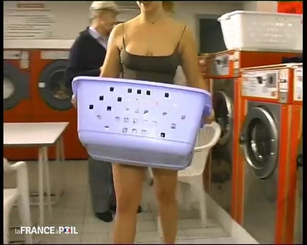 Rue Chaude: Una ragazza bionda sporcacciona viene scopata in una lavanderia automatica!