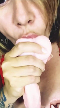 Saya terlalu seronok menghisap pepek merah jambu ini