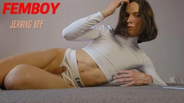 Femboy Mark Lugaev se masturbează în timp ce renovările sunt în curs în camera de alături