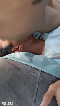 내 자지를 깊숙이 넣은 채 내 고환을 핥아줘
