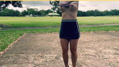 Wifey Does: MILF hraje basketbalovou bez podprsenky venku. Underboob v show