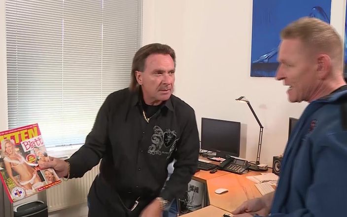 German Porn: Hete roodharige neemt twee pikken en neukt hard