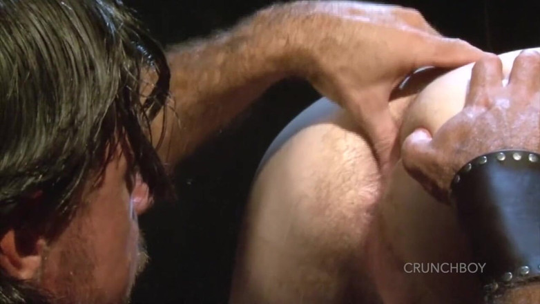 Hot recent bareback entertainement: Papi peludo follado a pelo detrás de joven en backrom