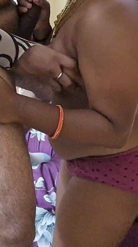 Tamilski seks z przyjaciółką przyrodnią siostrą połykającą dużego penisa w jej głębokie gardło i jebanie
