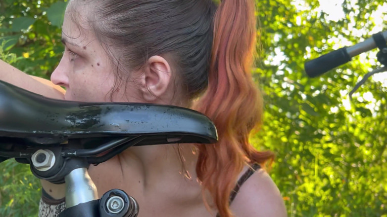 Elena917: Viaggio in bicicletta - pisciare e leccare Umiliazione