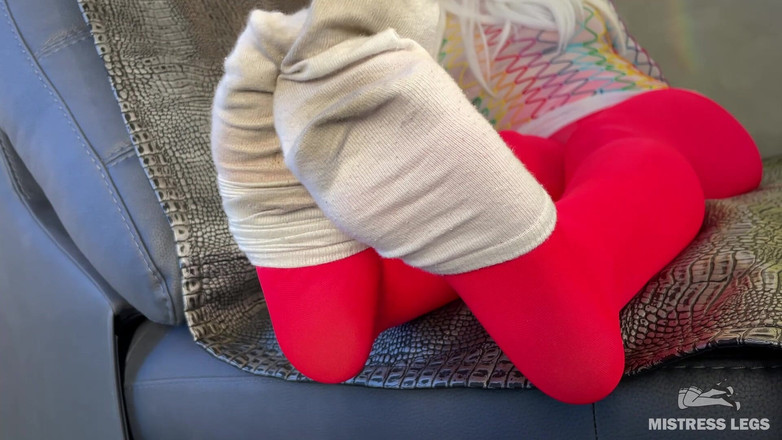 Mistress Legs: 赤いタイツと汚れた白い靴下であなたのためにつま先を小刻みに動かす