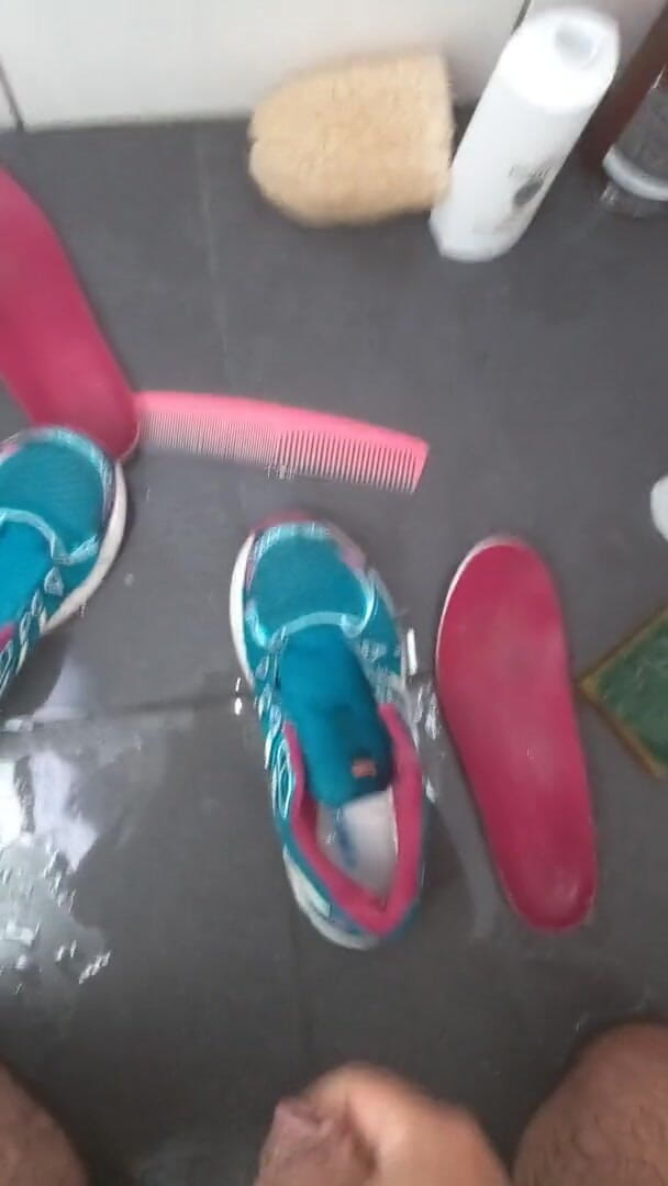 Sneakerfetish_BR: Asik ngentot pakai sepatu kenegaraan di kamar mandi