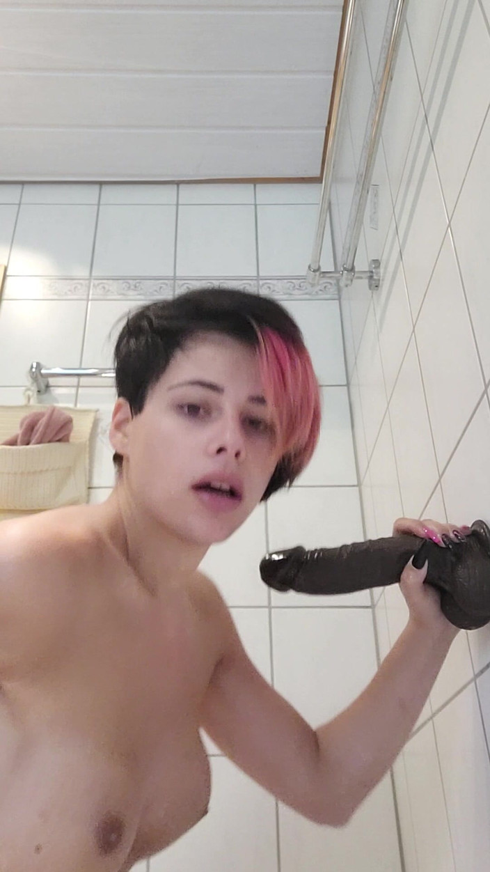 GianinaTS: Eu fodo minha bunda com vibrador preto !!