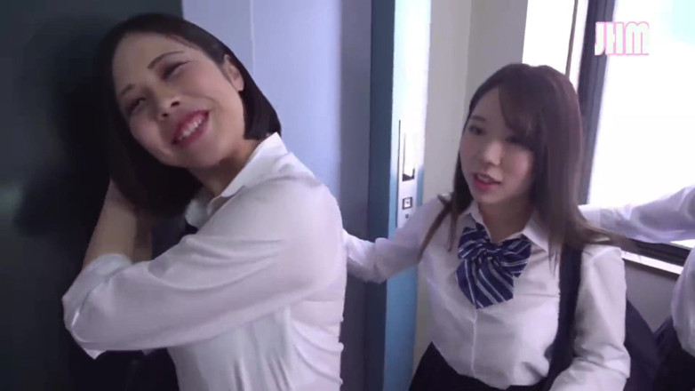 J Hentai Matings: 感恩的诱惑。她柔软的曲线被邀请的不仅仅是一次看 - 第1集