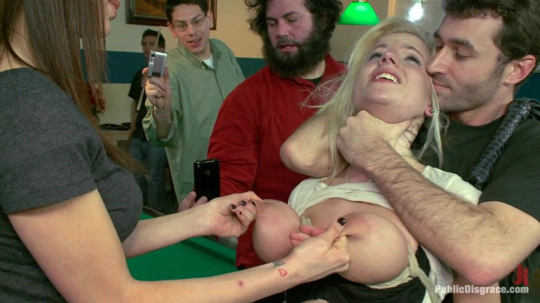 Public Disgrace by Kink: 19-latek z ogromnymi naturalnymi cyckami zostaje upokorzony i zerżnięty w...