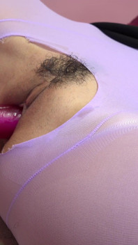 Isabel Love speelt met haar kutje in paarse panty's