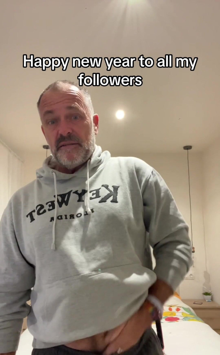 Daddybearvlc: 新年快乐 - 猜猜我回来后有什么在等你