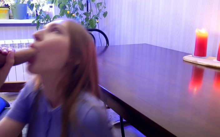 PussyKageLove: 18-jarig meisje wrijft haar kutje over tafel en neukt