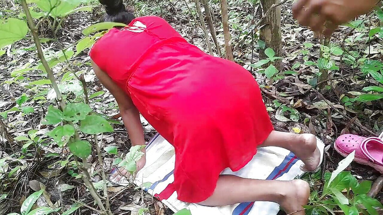 Marys: Pantat bahenol gadis perawan ini dientot sambil bugil di hutan...