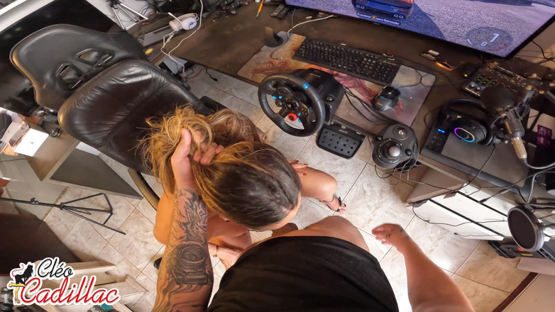 Cleo Cadillac: ホットなミルフとビデオゲームをして、その後窓辺で彼女とセックスした