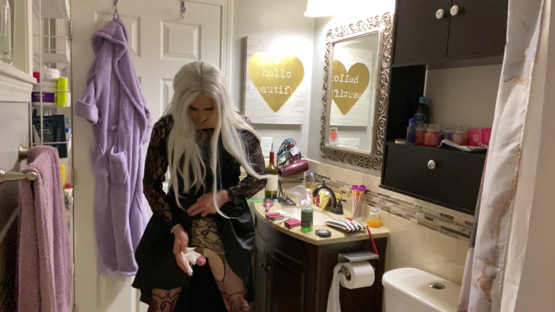 Sissy Bailey Wilde: Emo Crossdresser zakłada buttplug i szarpie się