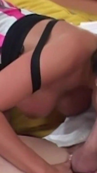 Prsatá brunetka je sexy pro chlapa, kterého se chystá tak tvrdě šukat