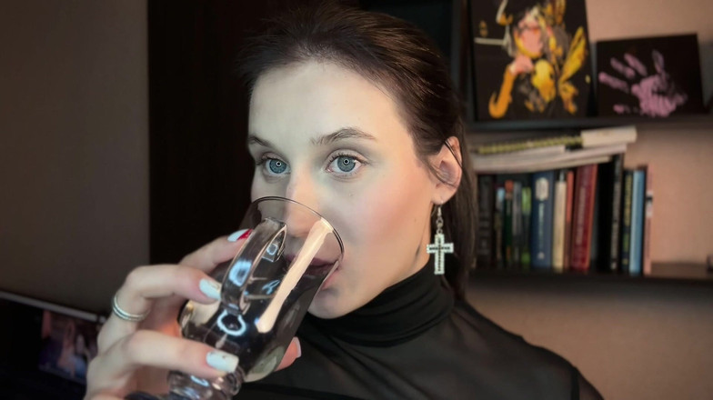 MertyXXX: उन्होंने मुझे सारी राख और सिगरेट फिल्टर चाटने के लिए बनाया