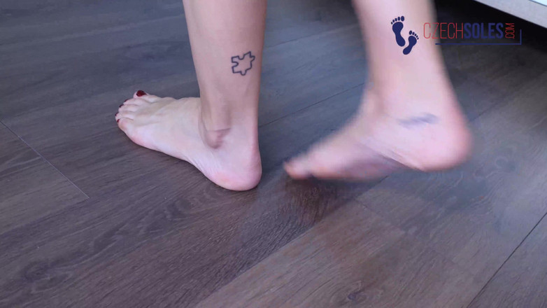 Czech Soles - foot fetish content: Nena de gen z en sandalias descalzas