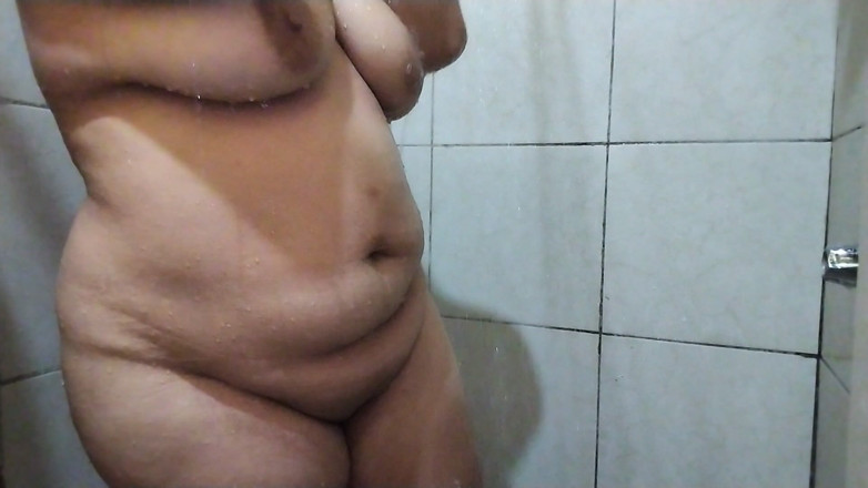 Stepmom_with_big_tits: Duş alırken o memeler nasıl ortaya çıkıyor