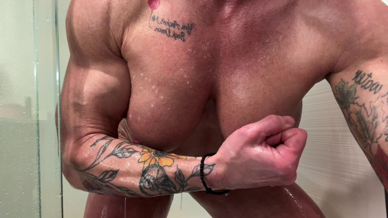 Kandylegsxxx: Kandys Muscle Worship Shower Time