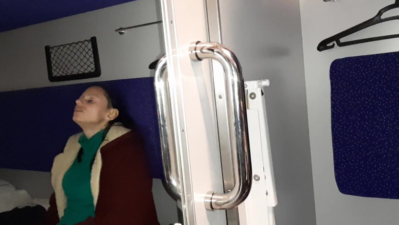 Lesbian-candys: Orang asing dan teman sesama pelancong dan aku muncrat di...